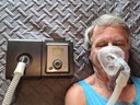 starszy mężczyzna korzystający z aparatu CPAP